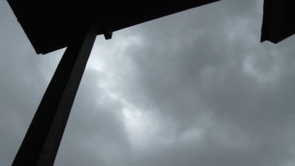 暗い嵐の日に屋根の軒先に降る雷と雨の音 — ストック動画