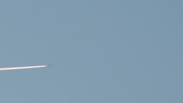 Jet Volando Través Del Cielo Con Desvanecimiento Estela Tiro Bucle — Vídeo de stock