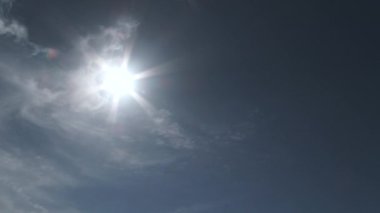 Bir bulut fısıltısı güzel güneşli bir günde mavi gökyüzünü ilginç tutar..