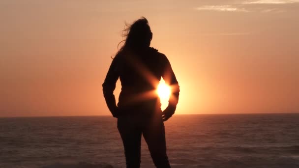 Model Uvolněná Žena Silueta Stojí Vyhlídce Sledování Západu Slunce Pobřeží — Stock video