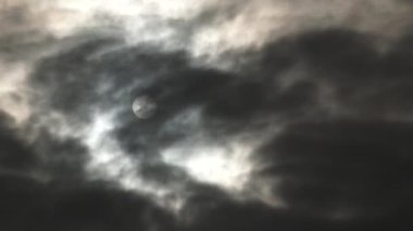 Güneşin gerçek zamanı, ya da gece dolunayda karanlık bulutların ardında uğursuz gökyüzüne karşı parlayan..