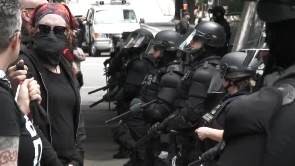 Burgers Staan Oog Oog Met Oproerpolitie Aan Het Front Zoomen — Stockvideo