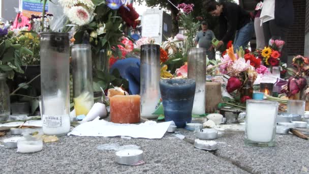 キャンドルはポートランド マックス トレインの悲劇の犠牲者に敬意を表して悪から燃え続けています — ストック動画