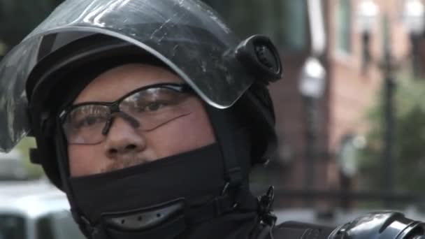 Close Van Politieagent Gekleed Volledige Rel Gear Met Uitzoomen Naar — Stockvideo