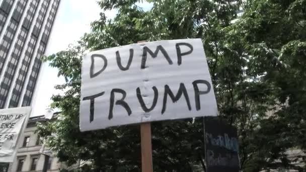 Personen Med Skiltet Dump Trump Ledsages Mange Demonstranter Sentrum Portland – stockvideo