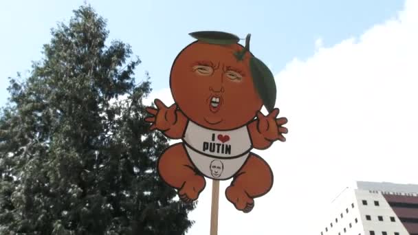 Кумедний Знак Люблю Путін Дональда Трампа Знак Протесту Центрі Портленда — стокове відео