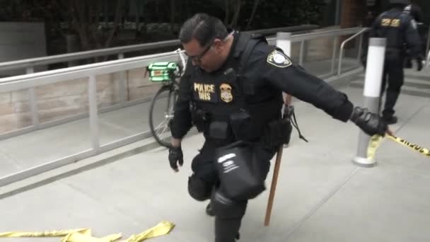 Politibetjent Fra Homeland Security Sætter Bånd Foran Bygningen – Stock-video