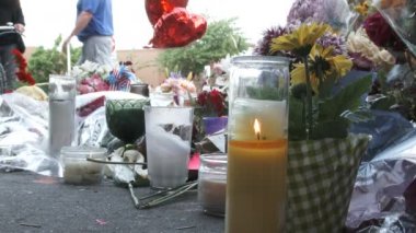 Tanımlanamayan insanlar Portland, Oregon 'da işlenen nefret suçu kurbanlarının anısına düzenlenen törende çiçekler, balonlar, mumlar ve diğer adaklarla yürüyorlar..