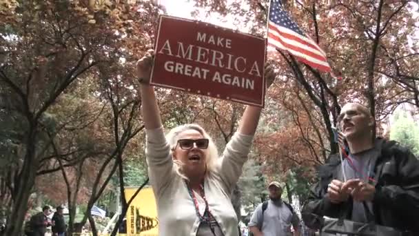 Mulher Segurando Sinal Leitura Make America Great Again Canta Trump — Vídeo de Stock