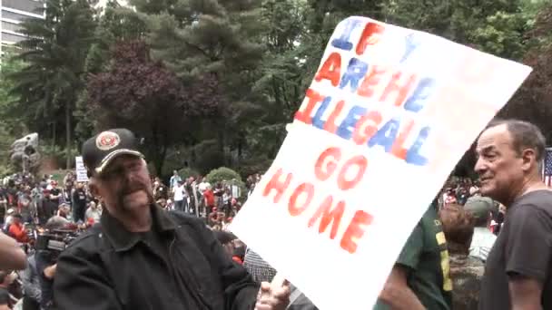 집회에서 도널드 트럼프 대통령의 금지령을 지지하는 체류자 집으로 돌아가라 표지판을 — 비디오