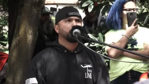 Joey Gibson Pro Trump Szólásszabadság Szervezője Feltüzeli Tömeget Oregoni Portlandben — Stock videók