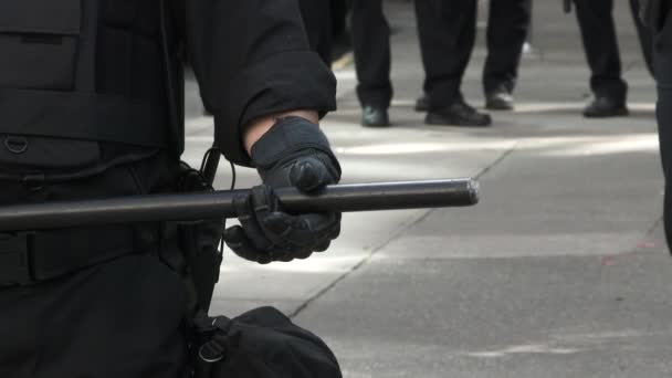 Oficial Policía Equipo Antidisturbios Agarra Bastón Está Listo Para Acción — Vídeo de stock