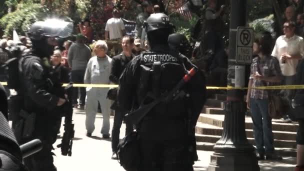 在政治集会期间 州武装警察在城市街道上巡逻 — 图库视频影像