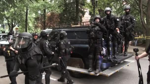 Lázadó Rendőrség Átveszi Város Utcáit Portland Belvárosában Trump Tüntetés Alatt — Stock videók