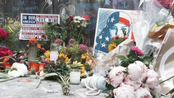 Powiększ Plakaty Kwiaty Inne Ofiary Memoriale Tych Którzy Zginęli Podczas — Wideo stockowe
