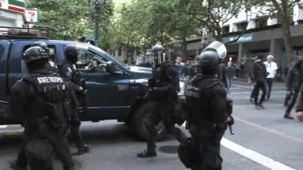Eine Gruppe Von Staatstruppen Krawallausrüstung Beladen Polizeifahrzeuge Die Straßen Der — Stockvideo