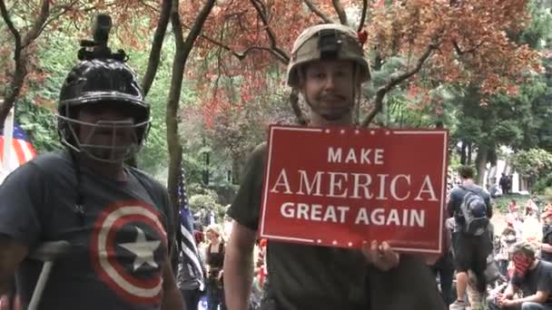 Двое Мужчин Одетых Митинга Про Трампа Хотят Америка Снова Стала — стоковое видео