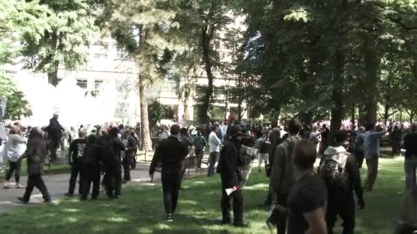 Explosionen Mit Tränengas Lösen Versammlung Auf Die Der Innenstadt Von — Stockvideo