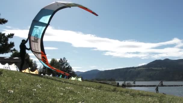 Persona Assiste Kite Boarder Salpare Nella Giornata Sole Nel Fiume — Video Stock