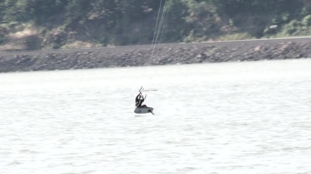 Ένας Πολύ Ικανός Kite Boarder Πηγαίνει Ανάποδα Και Ουρανό Ψηλά — Αρχείο Βίντεο