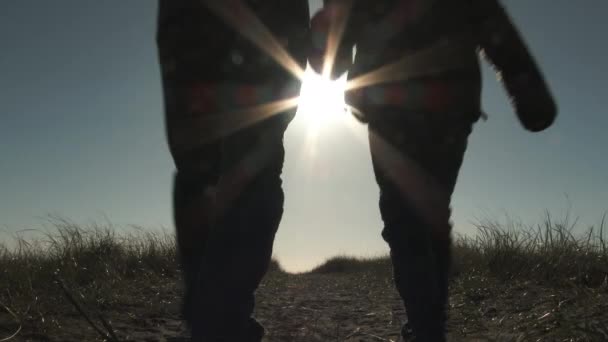 Padre Pequeño Niño Caminan Playa Hasta Duna Arena Día Soleado — Vídeos de Stock