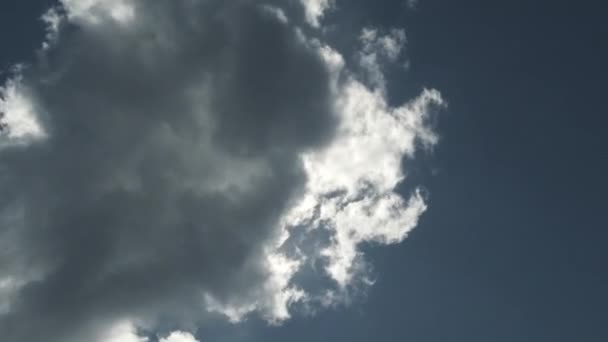 Zeitraffer Strahlend Sonnig Blauen Himmel Der Offenbart Wie Vorbeiziehende Dunkle — Stockvideo