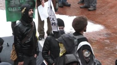 Portland şehir merkezindeki Pioneer Meydanı 'nda büyük bir grup protestocu açılış gününde Donald Trump' a büyük bir orta parmak hareketi yapmak için toplanıyor..