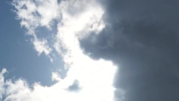 Parlak Güneş Bulutlu Gökyüzünde Parlıyor Karanlık Geçişe Zaman Geçişine — Stok video