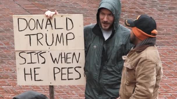 Man Med Donald Trump Sits När Han Kissar Underteckna Protester — Stockvideo