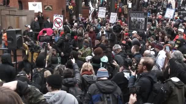Orador Una Protesta Centro Portland Presenta Ley Durante Una Manifestación — Vídeo de stock