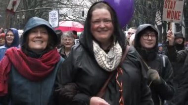 Binlerce insan, kadınlar yürüyüşü sırasında özgürlüklerini kutlayan çeşitli protesto işaretleriyle Portland sokaklarında yürüyor..