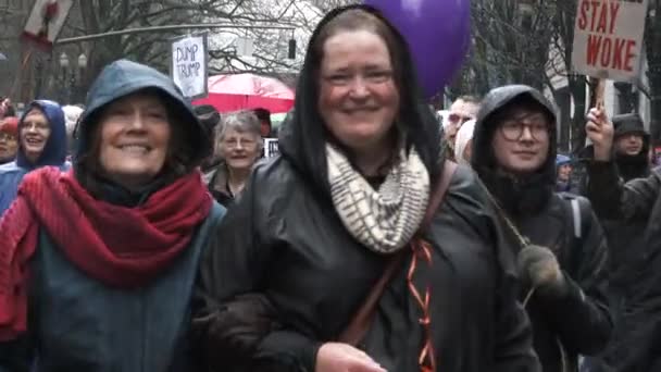 Tusentals Människor Promenader Centrala Portland Gator Med Olika Protestskyltar Firar — Stockvideo