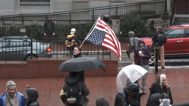 Человек Ходит Площади Пионерского Суда Портленде Размахивая Перевернутым Американским Флагом — стоковое видео