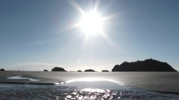 Water Stroomt Door Het Zand Blauwe Lucht Zonnige Dag Aan — Stockvideo