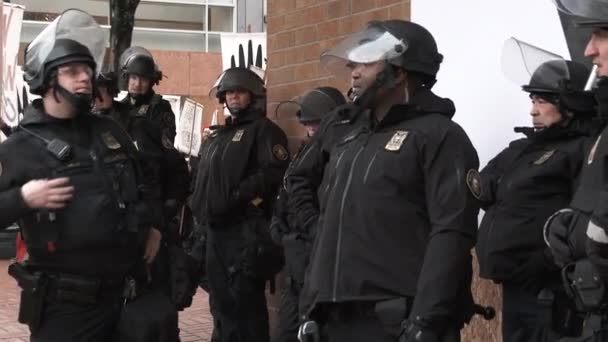 Kilku Policjantów Ubranych Sprzęt Zamieszek Utrzymuje Pokój Podczas Zorganizowanego Protestu — Wideo stockowe