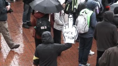 Portland şehir merkezindeki Pioneer Adliyesi Meydanı 'ndaki protestocu yeni seçilen Donald Trump' a orta parmağını uzattı..
