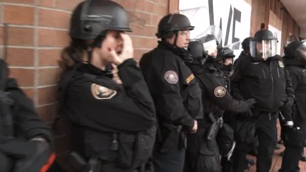 防暴警察群在波特兰市中心的街上维持秩序 — 图库视频影像