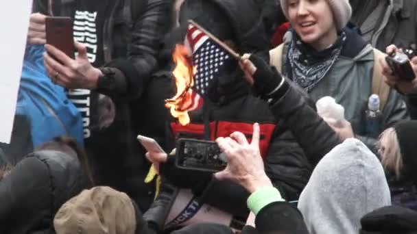 Grande Grupo Manifestantes Reúnem Cantam Não Meu Presidente Queimam Bandeiras — Vídeo de Stock