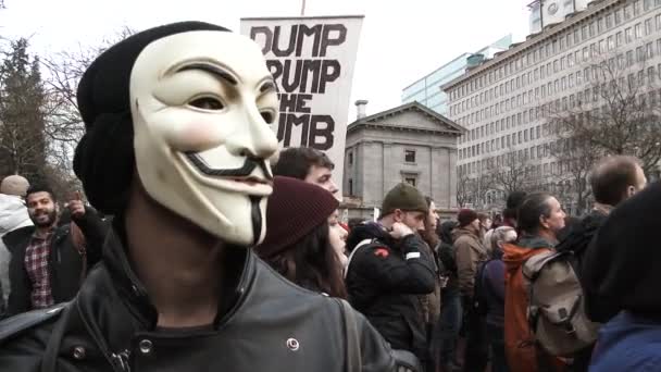 Ανώνυμος Μασκοφόρος Κοιτάζει Κάμερα Κατά Διάρκεια Μιας Διαδήλωσης Κατά Του — Αρχείο Βίντεο