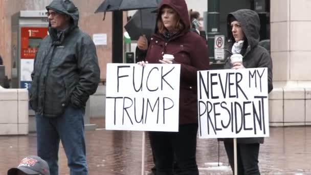 Deux Femmes Protestent Donald Trump Prend Ses Fonctions Jour Investiture — Video