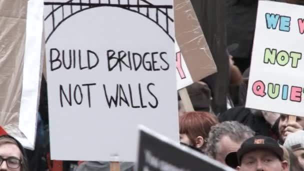 Люди Собираются Митинге Плакатами Постройте Мосты Стены Пойдем Тихо — стоковое видео