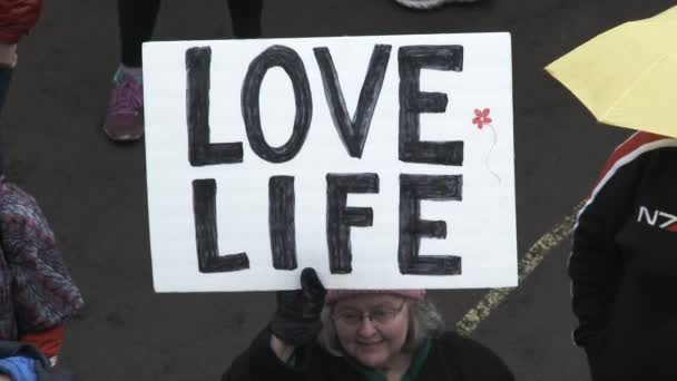 오리건주 포틀랜드에서 행진에 환호하는 사람들 라이프 간판에서 사진으로 — 비디오