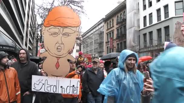 Enorme Protesta Trump Con Gente Burlándose Donald Como Troll Jefe — Vídeo de stock