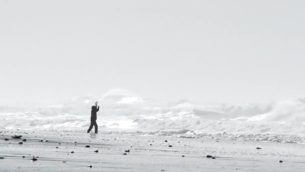 Wit Witte Lege Ruimte Met Visser Stormachtige Stille Oceaan Voor — Stockvideo