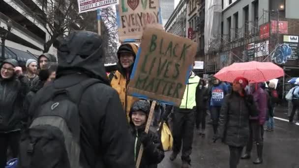 大批民众在波特兰市中心的街道上游行 在和平抗议中表达他们的人权和公民权利 — 图库视频影像