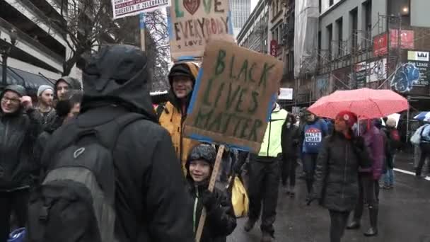 Grande Grupo Pessoas Marchando Pelas Ruas Centro Portland Expressando Seus — Vídeo de Stock