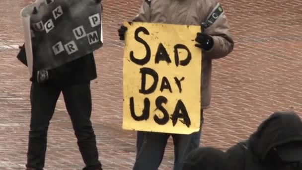 在美国波特兰市中心举行的就职典礼上 举着写有 美国哀伤日 字样的标语抗议的人 — 图库视频影像