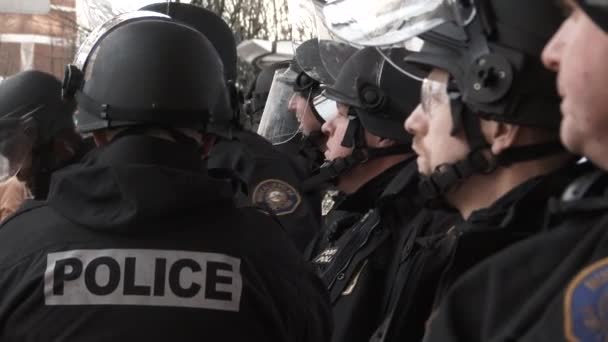 Groupe Policiers Émeute Prépare Manifester Dans Centre Ville Portland Oregon — Video