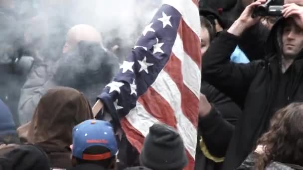 Большая Группа Протестующих Собирается Центре Портленда Штат Орегон Сжигает Флаг — стоковое видео