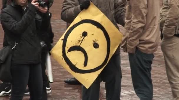 Πρόσωπο Που Κατέχει Ένα Κλασικό Σημάδι Λυπημένος Πρόσωπο Στην Πλατεία — Αρχείο Βίντεο